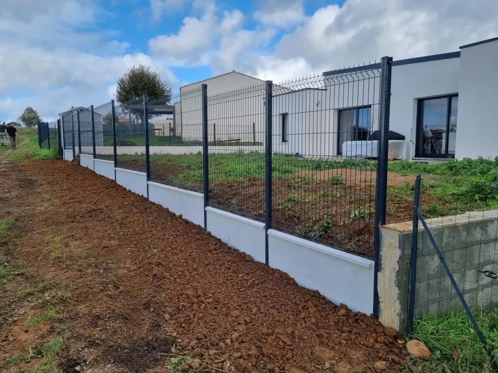 Pose de clôture pour un jardin à Luçon par Bernier Paysage