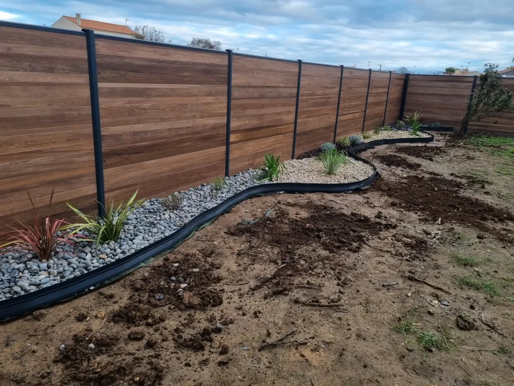 Pose de clôture pour un jardin à Luçon par Bernier Paysage