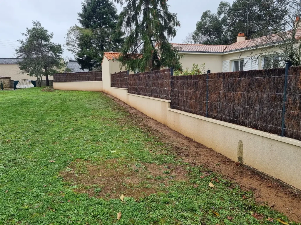 Pose de clôture pour un jardin à Luçon par Bernier Paysage