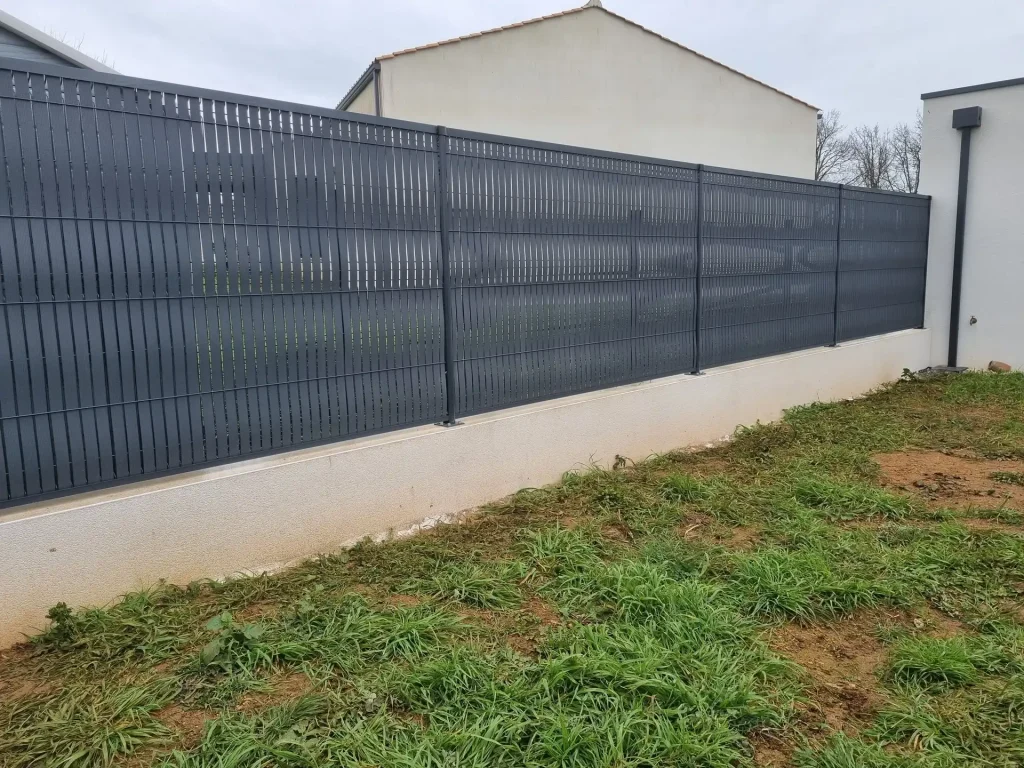 Pose de clôture pour un jardin à Luçon par Bernier Paysage