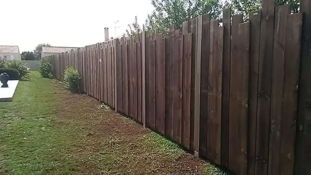 Pose de clôture pour un jardin à Luçon par Bernier Paysage