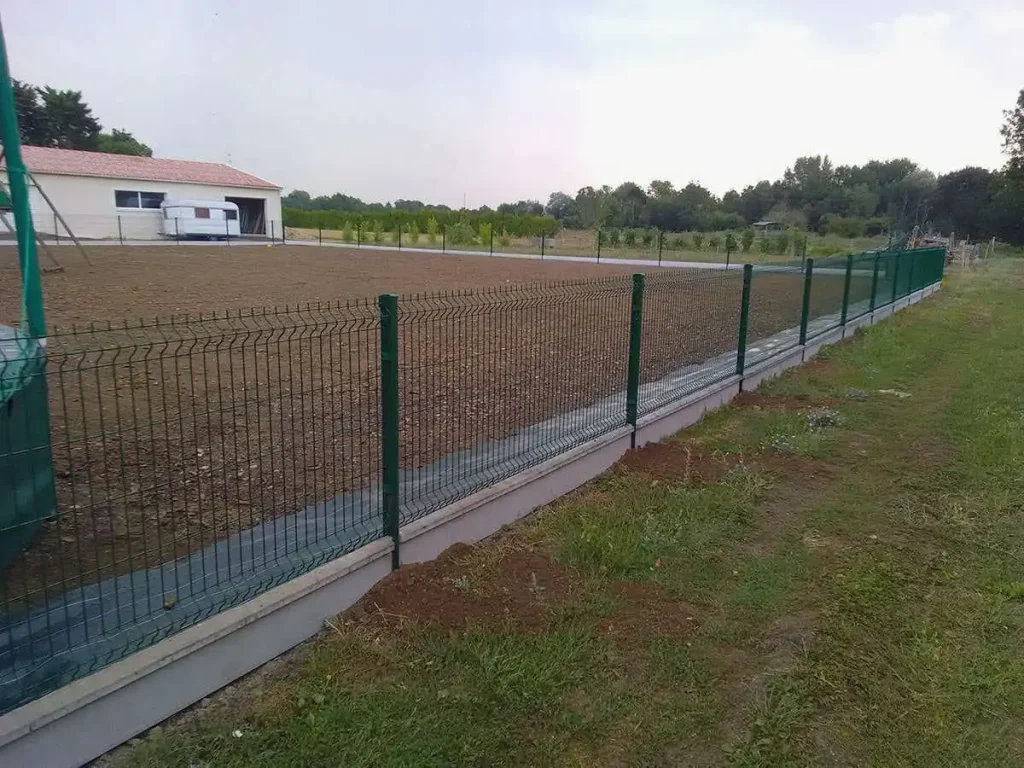 Pose de clôture pour un jardin à Luçon par Bernier Paysage