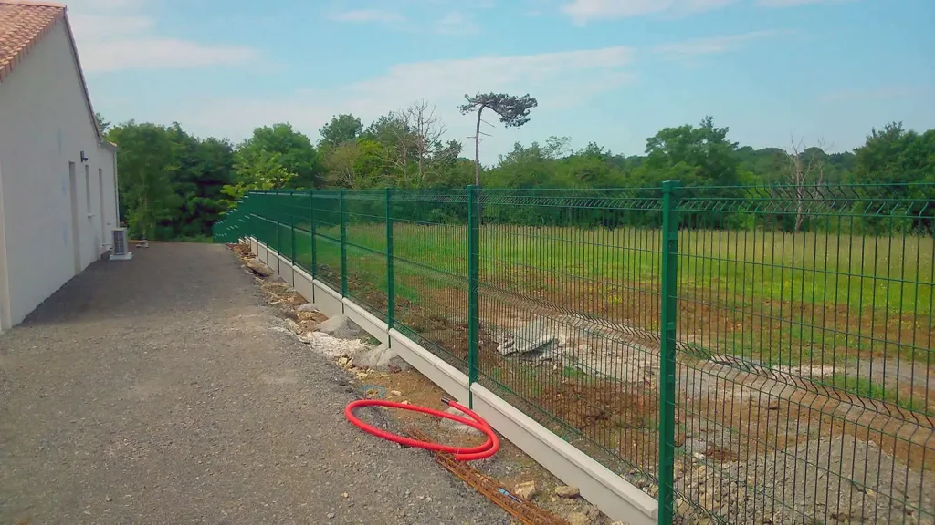 Pose de clôture pour un jardin à Luçon par Bernier Paysage