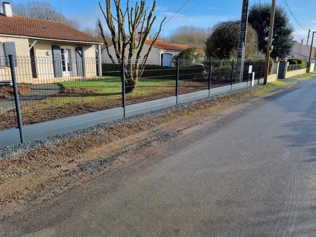 Pose de clôture pour un jardin à Luçon par Bernier Paysage