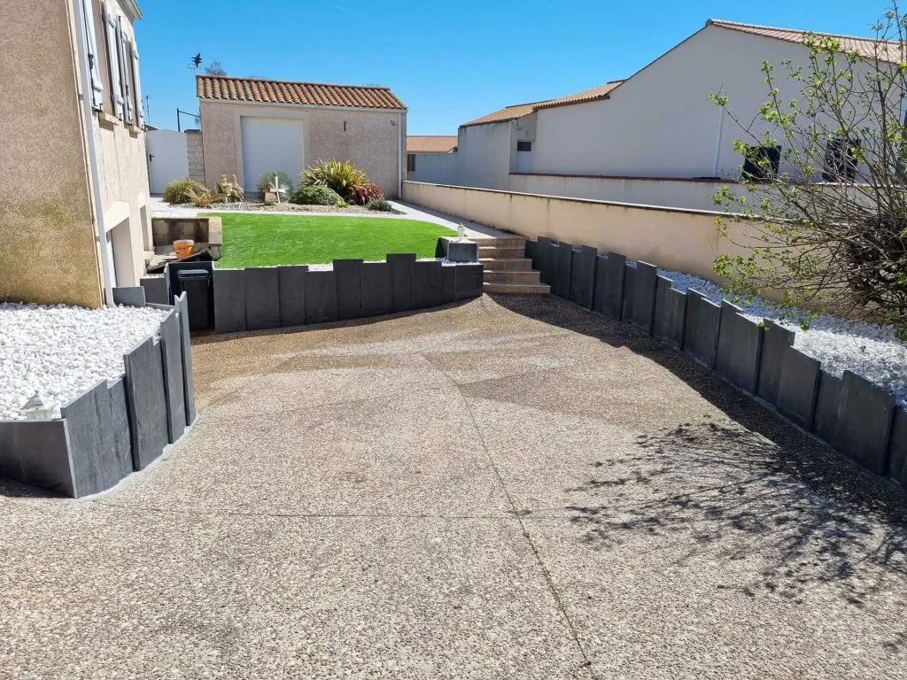 Pose de clôture pour un jardin à Luçon par Bernier Paysage