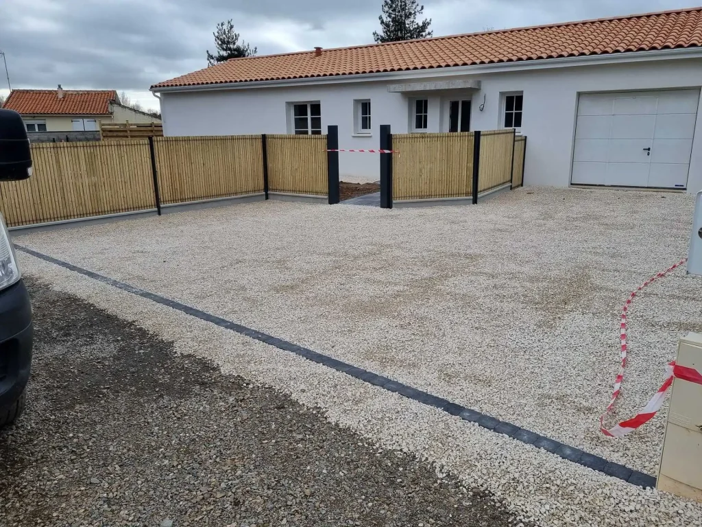 Pose de clôture pour un jardin à Luçon par Bernier Paysage